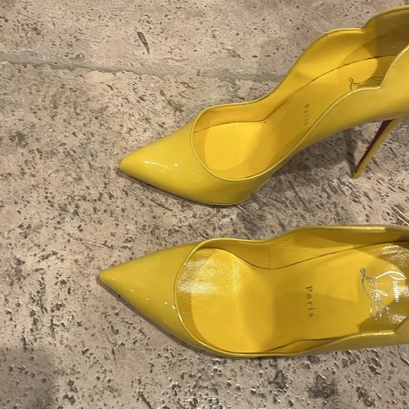 Elegance Christian Louboutin Yellow Patent Pointed-Toe Heels - Picture 2 of 5